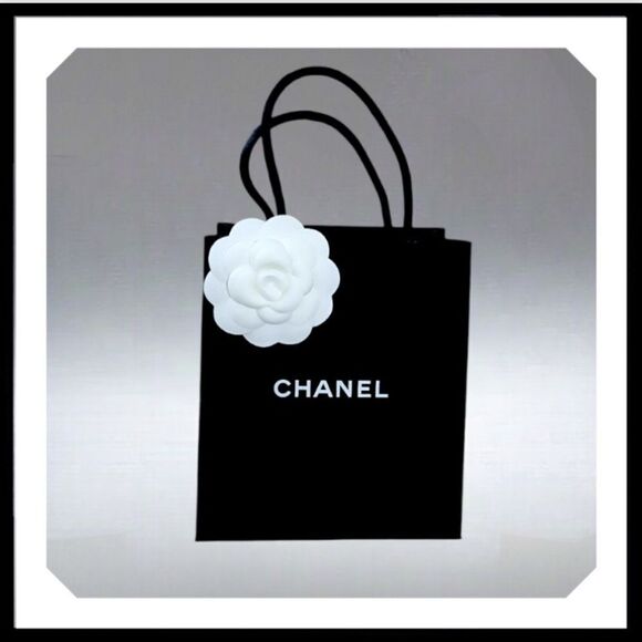 CHANEL KEYCHAIN KEY CHARM FOX FUR PUFFY BEAUTY CHARM GOLD TONE - Picture 3 of 5